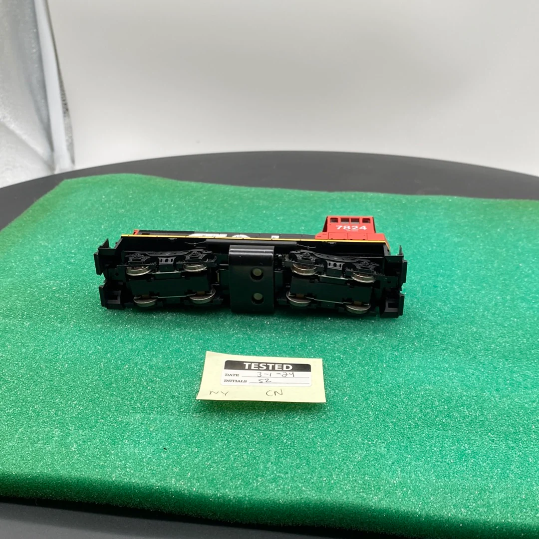 HO Scale Bargain Engine  8: CN switcher HO SCALE USED - Image 5