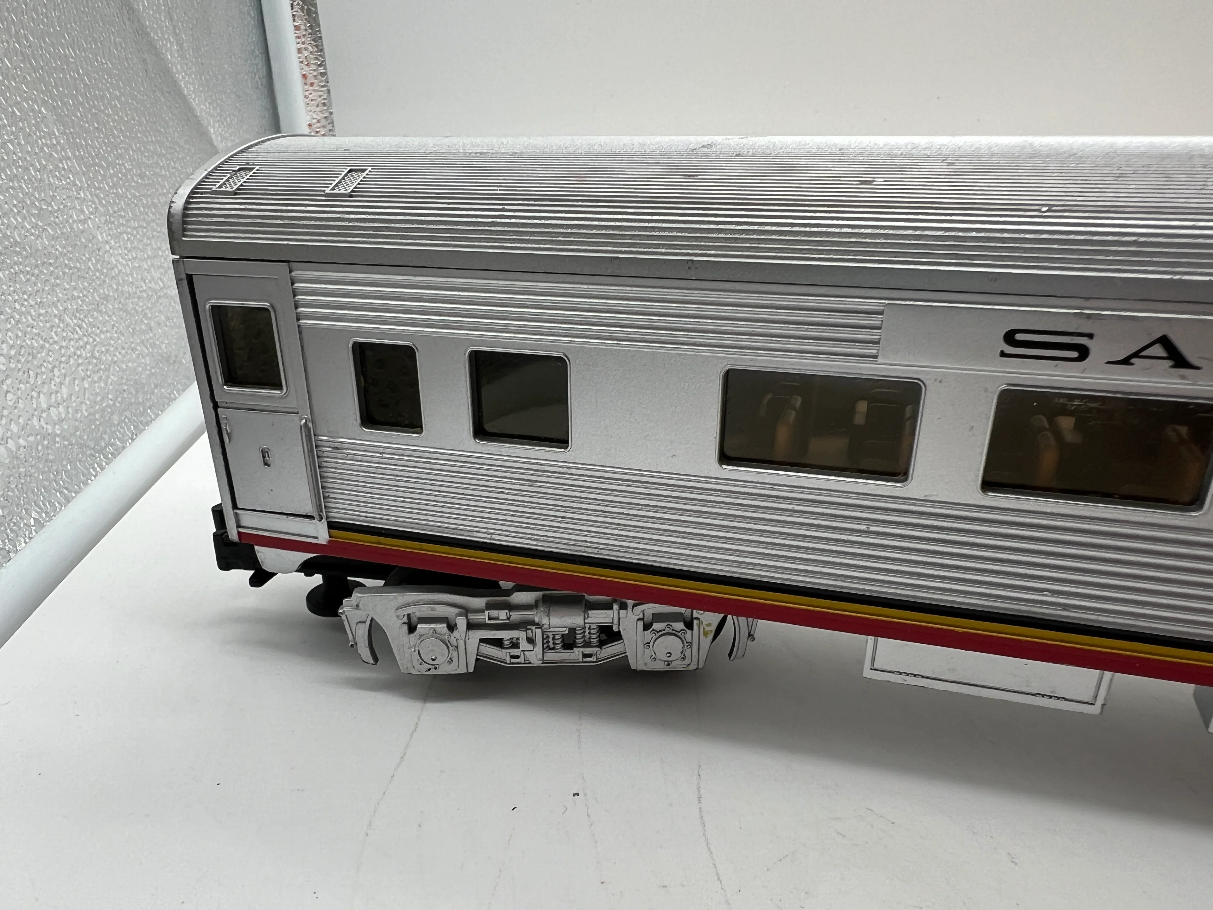 Lionel 6-25130 Santa Fe streamliner coach car O SCALE Used Damaged Box AS IS - Image 6