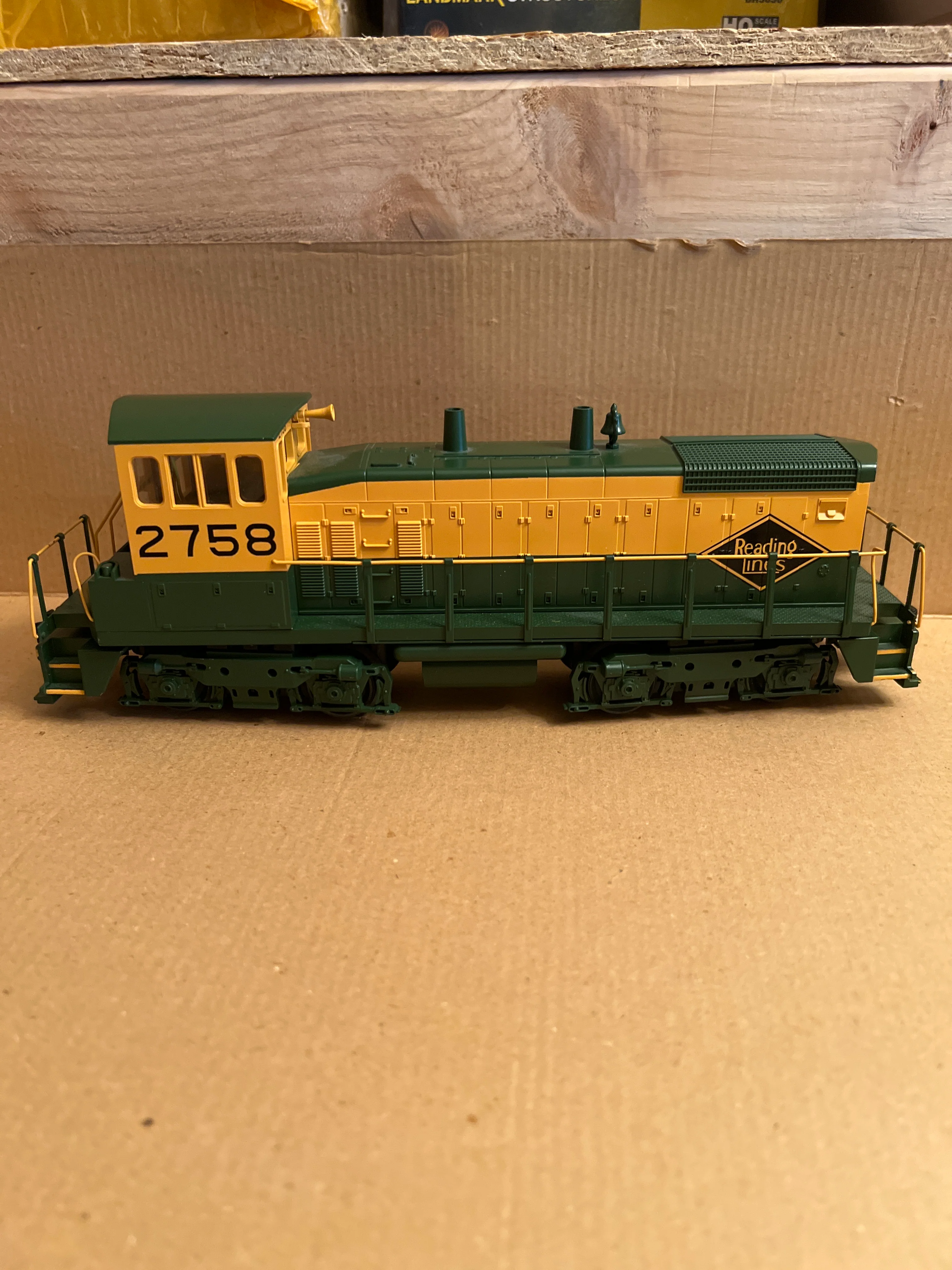 MTH 30-2189-0 Reading RDG SW-1500 Switcher Diesel Engine - 3-Rail Horn - Cab # 2758 o scale Used EX NONPOWERED wrong box - Image 4