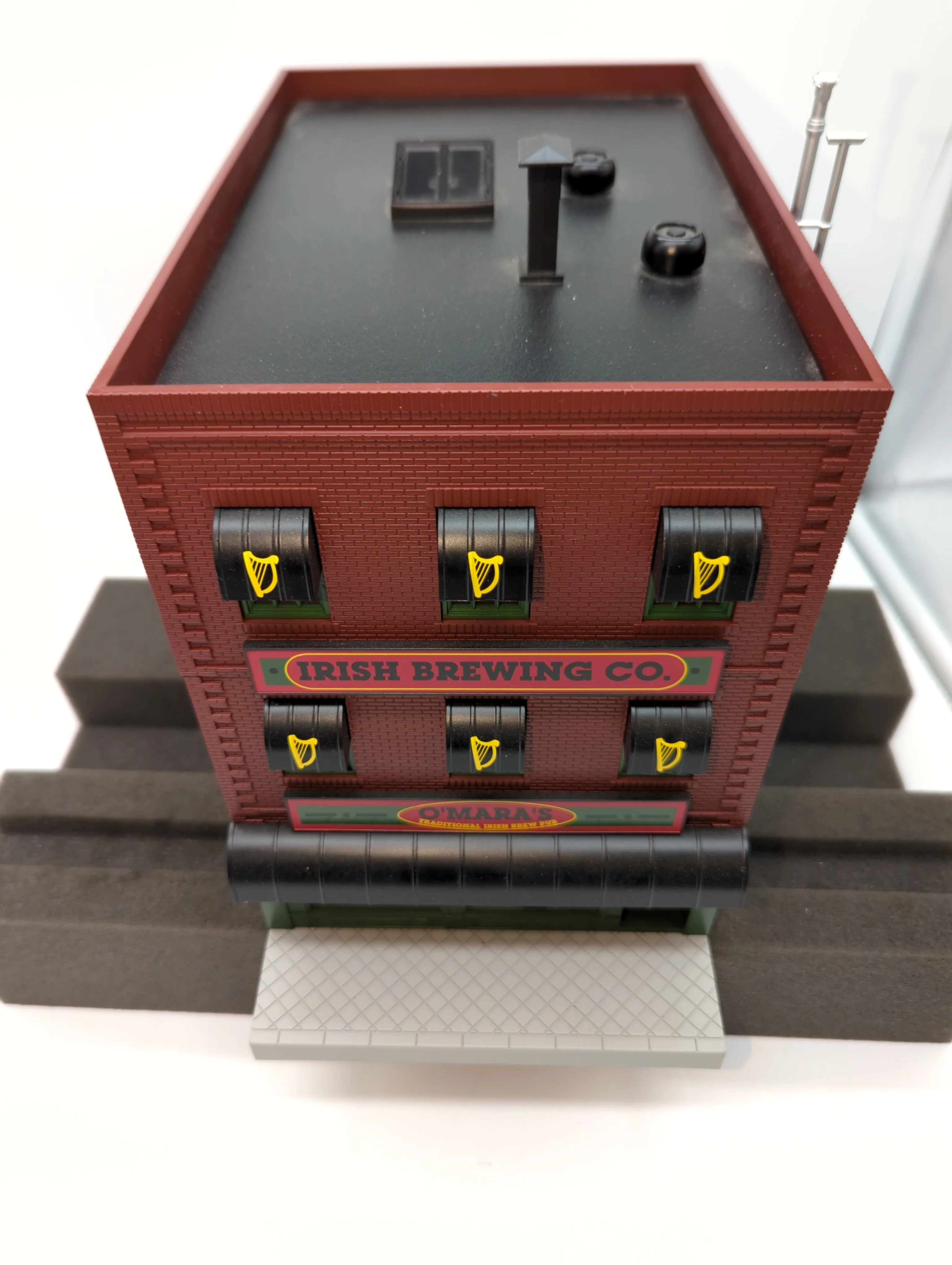 MTH Railking 30-90052 O'Mara's Irish Brewing Company 3-Story City Building w/Fire Escape & Blinking Sign. O SCALE Like New - Image 4