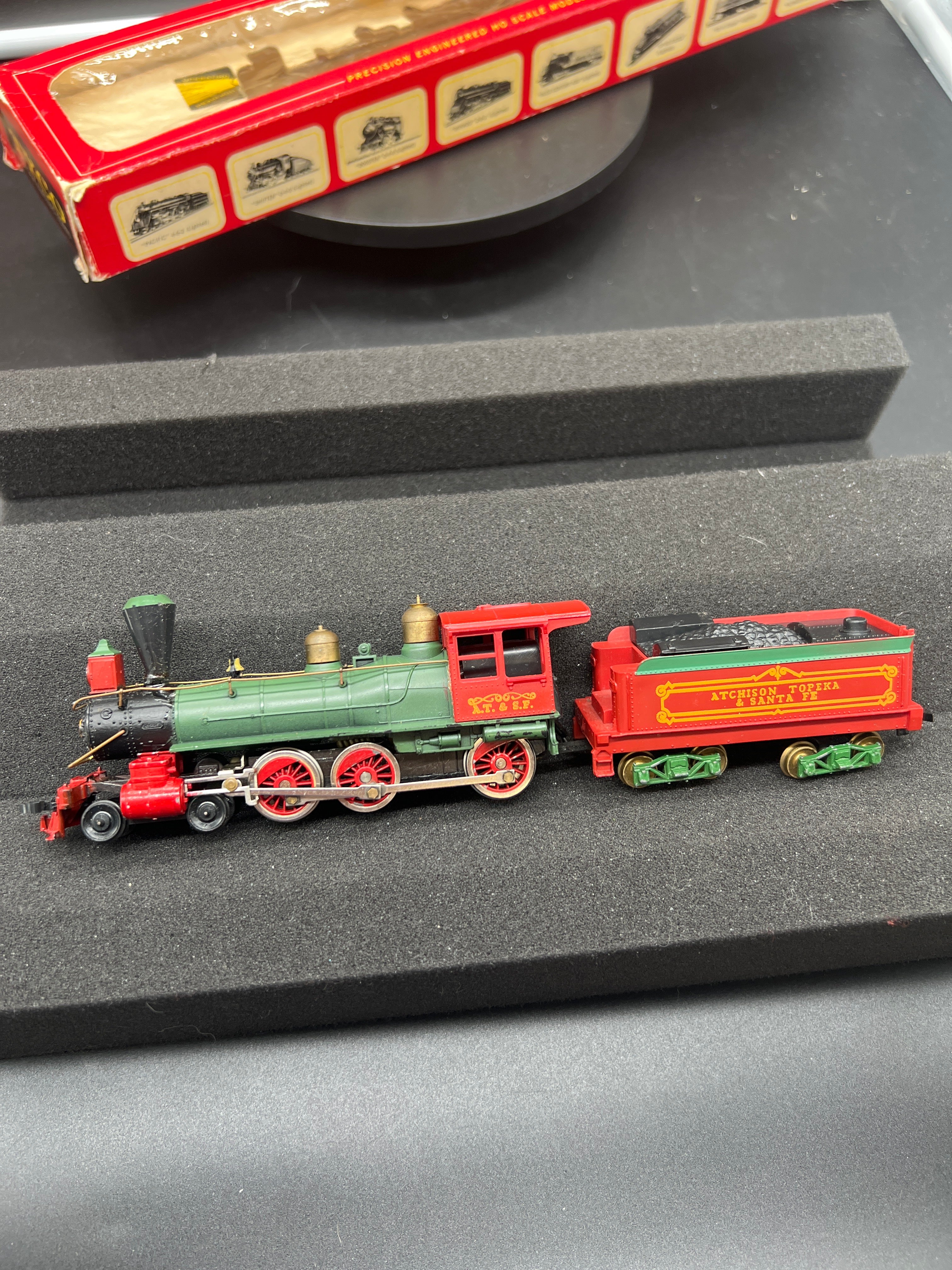 Tyco 233B:2000 Santa Fe 1890 Ten Wheeler Lighted with 3 passenger cars HO SCALE Used VG - Image 3